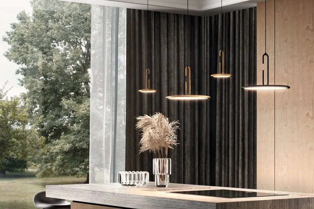 Lampade a sospensione Penta Light con finiture in ottone su isola cucina moderna